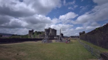 Caerphilly Kalesi, 13. yüzyıldan kalma kısmen harap olmuş bir kaledir. Caerphilly Orta Glamorgan Güney Galler, Birleşik Krallık - 25 Haziran 2023