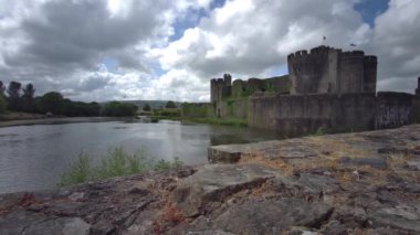 Caerphilly Kalesi, 13. yüzyıldan kalma kısmen harap olmuş bir kaledir. Caerphilly Orta Glamorgan Güney Galler, Birleşik Krallık - 25 Haziran 2023