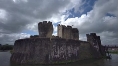 Caerphilly Kalesi, 13. yüzyıldan kalma kısmen harap olmuş bir kaledir. Caerphilly Orta Glamorgan Güney Galler, Birleşik Krallık - 25 Haziran 2023