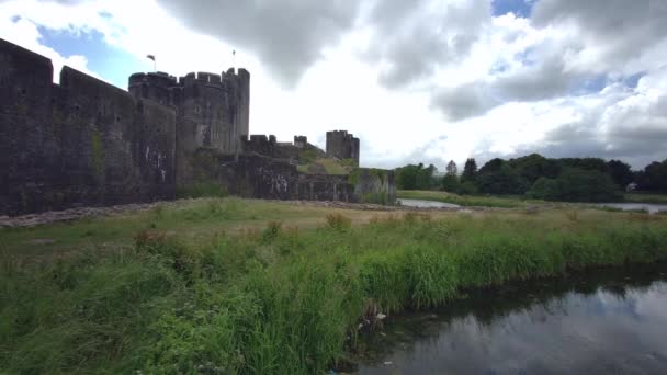Caerphilly Castle Een Gedeeltelijk Vernielde Vesting Daterend Uit 13E Eeuw — Stockvideo