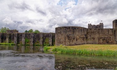 Caerphilly Kalesi, 13. yüzyıldan kalma kısmen harap olmuş bir kaledir. Caerphilly Orta Glamorgan Güney Galler, Birleşik Krallık - 25 Haziran 2023