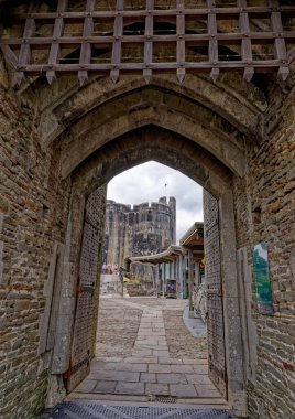 Caerphilly Kalesi, 13. yüzyıldan kalma kısmen harap olmuş bir kaledir. Caerphilly Orta Glamorgan Güney Galler, Birleşik Krallık - 25 Haziran 2023