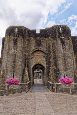 Caerphilly Kalesi, 13. yüzyıldan kalma kısmen harap olmuş bir kaledir. Caerphilly Orta Glamorgan Güney Galler, Birleşik Krallık - 25 Haziran 2023