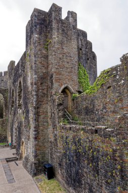 Caerphilly Kalesi, 13. yüzyıldan kalma kısmen harap olmuş bir kaledir. Caerphilly Orta Glamorgan Güney Galler, Birleşik Krallık - 25 Haziran 2023