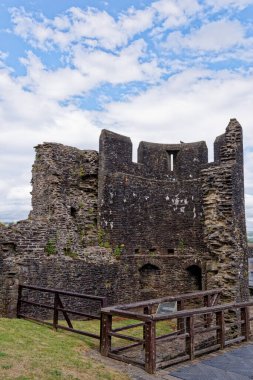 Caerphilly Kalesi, 13. yüzyıldan kalma kısmen harap olmuş bir kaledir. Caerphilly Orta Glamorgan Güney Galler, Birleşik Krallık - 25 Haziran 2023