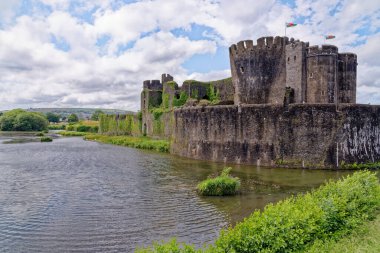 Caerphilly Kalesi, 13. yüzyıldan kalma kısmen harap olmuş bir kaledir. Caerphilly Orta Glamorgan Güney Galler, Birleşik Krallık - 25 Haziran 2023