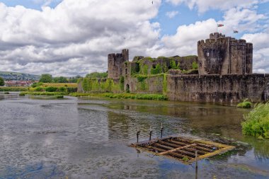 Caerphilly Kalesi, 13. yüzyıldan kalma kısmen harap olmuş bir kaledir. Caerphilly Orta Glamorgan Güney Galler, Birleşik Krallık - 25 Haziran 2023