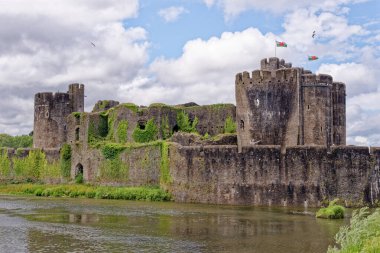 Caerphilly Kalesi, 13. yüzyıldan kalma kısmen harap olmuş bir kaledir. Caerphilly Orta Glamorgan Güney Galler, Birleşik Krallık - 25 Haziran 2023