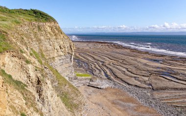 Dunraven Körfezi ve plajı, Güney Galler 'deki Glamorgan Heritage Sahili' nde çok popüler bir plaj. 25 Temmuz 2023