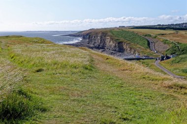 Dunraven Körfezi ve plajı, Güney Galler 'deki Glamorgan Heritage Sahili' nde çok popüler bir plaj. 25 Temmuz 2023