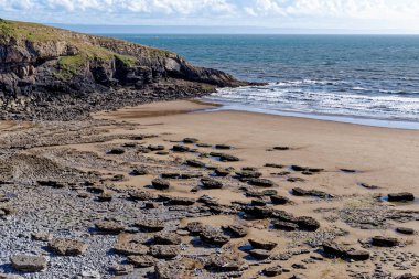 Dunraven Körfezi ve plajı, Güney Galler 'deki Glamorgan Heritage Sahili' nde çok popüler bir plaj. 25 Temmuz 2023
