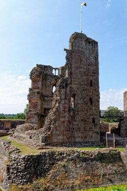 Ortaçağ Raglan Kalesi kalıntıları (Galce: Castell Rhaglan) Monmothshire, Galler, Birleşik Krallık. 25 Haziran 2023