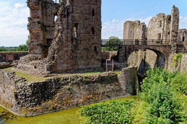 Ortaçağ Raglan Kalesi kalıntıları (Galce: Castell Rhaglan) Monmothshire, Galler, Birleşik Krallık. 25 Haziran 2023