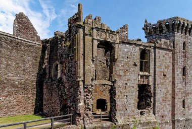 Ortaçağ Raglan Kalesi kalıntıları (Galce: Castell Rhaglan) Monmothshire, Galler, Birleşik Krallık. 25 Haziran 2023