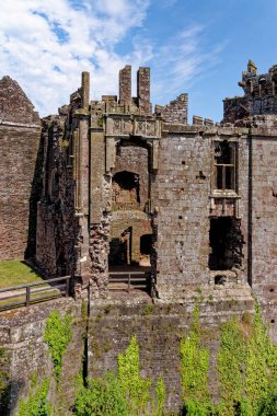 Ortaçağ Raglan Kalesi kalıntıları (Galce: Castell Rhaglan) Monmothshire, Galler, Birleşik Krallık. 25 Haziran 2023