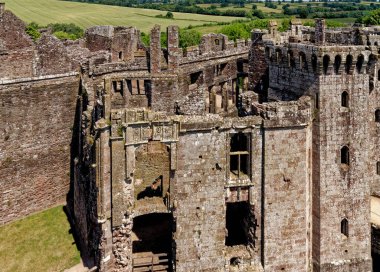 Ortaçağ Raglan Kalesi kalıntıları (Galce: Castell Rhaglan) Monmothshire, Galler, Birleşik Krallık. 25 Haziran 2023