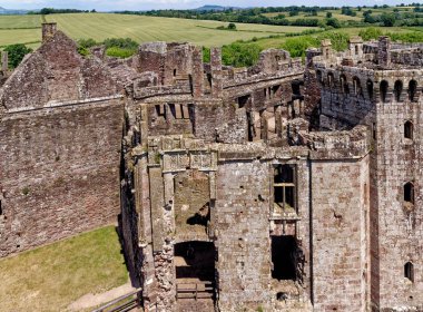 Ortaçağ Raglan Kalesi kalıntıları (Galce: Castell Rhaglan) Monmothshire, Galler, Birleşik Krallık. 25 Haziran 2023