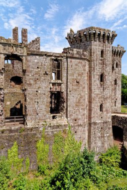 Ortaçağ Raglan Kalesi kalıntıları (Galce: Castell Rhaglan) Monmothshire, Galler, Birleşik Krallık. 25 Haziran 2023