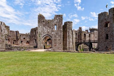 Ortaçağ Raglan Kalesi kalıntıları (Galce: Castell Rhaglan) Monmothshire, Galler, Birleşik Krallık. 25 Haziran 2023