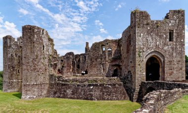 Ortaçağ Raglan Kalesi kalıntıları (Galce: Castell Rhaglan) Monmothshire, Galler, Birleşik Krallık. 25 Haziran 2023
