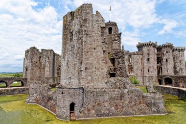 Ortaçağ Raglan Kalesi kalıntıları (Galce: Castell Rhaglan) Monmothshire, Galler, Birleşik Krallık. 25 Haziran 2023