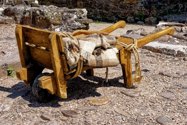 老式木制手推车 联合王国南威尔士蒙莫斯郡拉格兰城堡 2023年6月25日 — 图库照片
