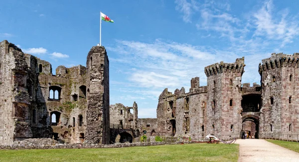 中世纪拉格兰城堡 Raglan Castle 威尔斯语 Castell Rhaglan 的废墟 2023年6月25日 图库照片