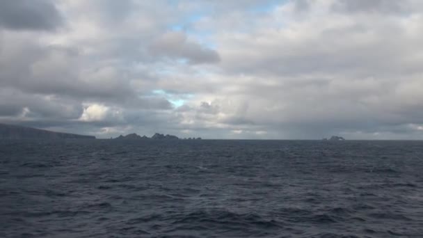 荒海でホーン岬を巡航 ホーン岬は チリ南部 南米のティエラ フエゴ諸島の一部であるホノス島の岩場です 2014 — ストック動画