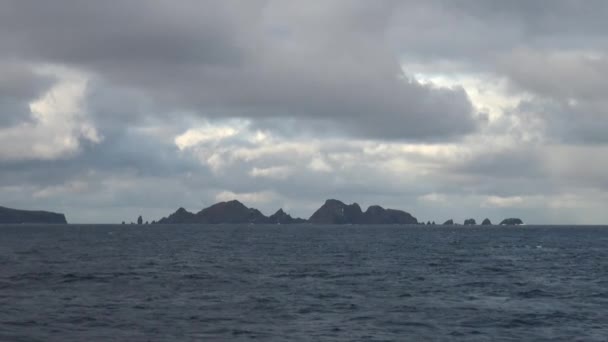 荒海でホーン岬を巡航 ホーン岬は チリ南部 南米のティエラ フエゴ諸島の一部であるホノス島の岩場です 2014 — ストック動画