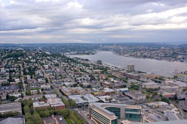 Seattle şehir merkezindeki binalar. Seattle şehrinin havadan görünüşü. Seattle, Washington, Amerika Birleşik Devletleri - 26 Ağustos 2010