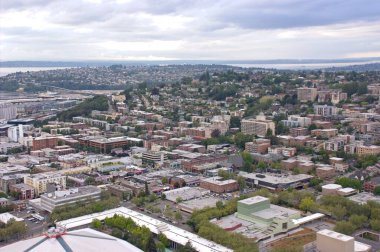 Seattle şehir merkezindeki binalar. Seattle şehrinin havadan görünüşü. Seattle, Washington, Amerika Birleşik Devletleri - 26 Ağustos 2010