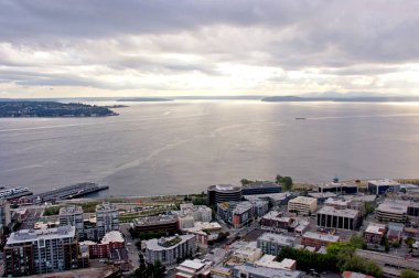 Rıhtım ve şehir merkezi, Rıhtım 66, Seattle. Seattle, Washington, Amerika Birleşik Devletleri - 26 Ağustos 2010