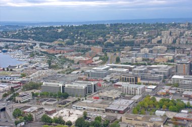 Seattle şehir merkezindeki binalar. Seattle şehrinin havadan görünüşü. Seattle, Washington, Amerika Birleşik Devletleri - 26 Ağustos 2010