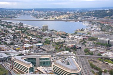 Seattle şehir merkezindeki binalar. Seattle şehrinin havadan görünüşü. Seattle, Washington, Amerika Birleşik Devletleri - 26 Ağustos 2010