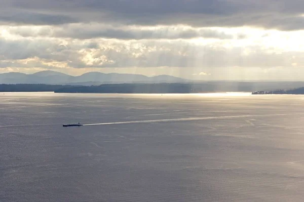 シアトル近郊のエリオット湾での貨物船 米国ワシントン州シアトル 2010年8月26日 — ストック写真