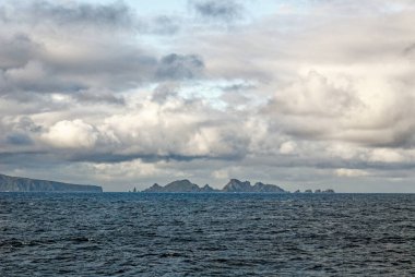 Dalgalı denizde gezinen Cape Horn. Hornos Adası 'ndaki Cape Horn Güney Şili, Güney Amerika' daki Tiera del Fuego takımadasının bir parçasıdır. 01.01.2014