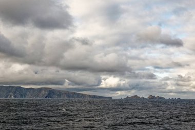 Dalgalı denizde gezinen Cape Horn. Hornos Adası 'ndaki Cape Horn Güney Şili, Güney Amerika' daki Tiera del Fuego takımadasının bir parçasıdır. 01.01.2014