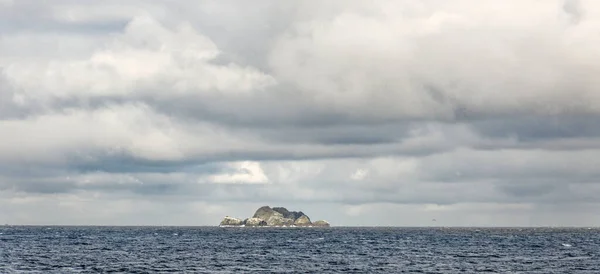 荒海でホーン岬を巡航 ホーン岬は チリ南部 南米のティエラ フエゴ諸島の一部であるホノス島の岩場です 2014 — ストック写真