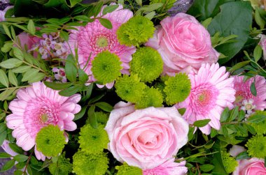 Bir yaz bahçesinde inanılmaz renkli çiçek aranjmanı. Buket ayrıntıları - Çiçek düzenleme.