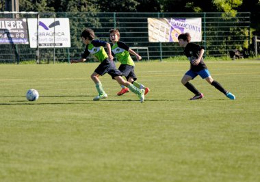 Portekiz, Alcanena Belediyesi 'nde futbol oynayan genç çocuklar. Belediye Stadyumu Joaquim Maria Baptista - 29 Eylül 2014