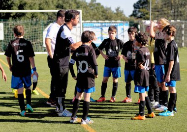 Antrenör, Portekiz 'deki Alcanena Belediyesi' nde futbol oynayan genç çocuklara direktif verdi. Belediye Stadyumu Joaquim Maria Baptista - 29 Eylül 2014