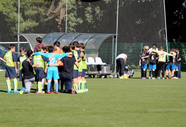 Antrenör, Portekiz 'deki Alcanena Belediyesi' nde futbol oynayan genç çocuklara direktif verdi. Belediye Stadyumu Joaquim Maria Baptista - 29 Eylül 2014