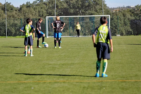 若い子供の十代の少年は ポルトガル アルカネーナ市でサッカーのゲームスポーツをする 市立スタジアム ジョアキム マリア バティスタ 2014年9月29日 — ストック写真