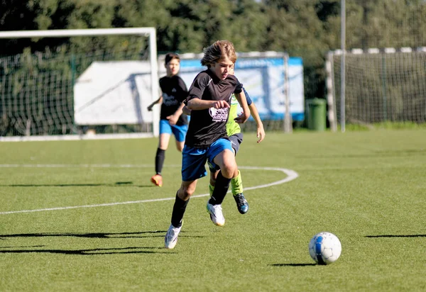 若い子供の十代の少年は ポルトガル アルカネーナ市でサッカーのゲームスポーツをする 市立スタジアム ジョアキム マリア バティスタ 2014年9月29日 — ストック写真