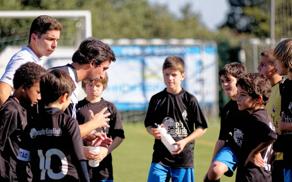Εκπαιδευτής Έδωσε Οδηγίες Μικρά Παιδιά Παιδιά Έφηβα Αγόρια Παίζοντας Ποδόσφαιρο — Φωτογραφία Αρχείου