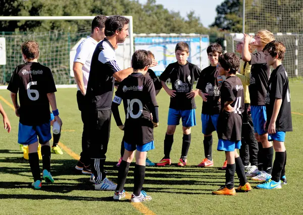 Trainer Gav Vägledning Till Små Barn Tonårspojkar Spela Fotboll Fotboll — Stockfoto