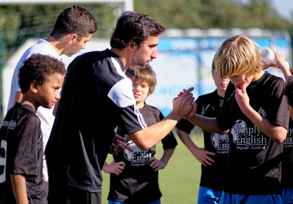 Εκπαιδευτής Έδωσε Οδηγίες Μικρά Παιδιά Παιδιά Έφηβα Αγόρια Παίζοντας Ποδόσφαιρο — Φωτογραφία Αρχείου