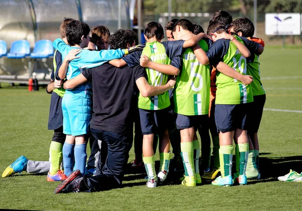 トレーナーは ポルトガルのアルカネナ市でサッカーサッカーのスポーツをする若い子供の十代の少年たちに方向を与えました 市立スタジアム ジョアキム マリア バティスタ 2014年9月29日 — ストック写真