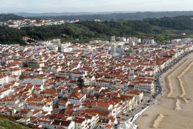 Portekiz 'in Nazare kasabası, uçurumun aşağısını görüyor. Nazare kasabasının ve kumsalın en iyi manzarası. Dünyanın en büyük dalgaları Nazare, Leiria Bölgesi, Portekiz 'de.
