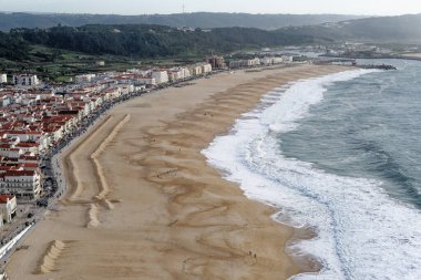 Portekiz 'in Nazare kasabası, uçurumun aşağısını görüyor. Nazare kasabasının ve kumsalın en iyi manzarası. Dünyanın en büyük dalgaları Nazare, Leiria Bölgesi, Portekiz 'de.